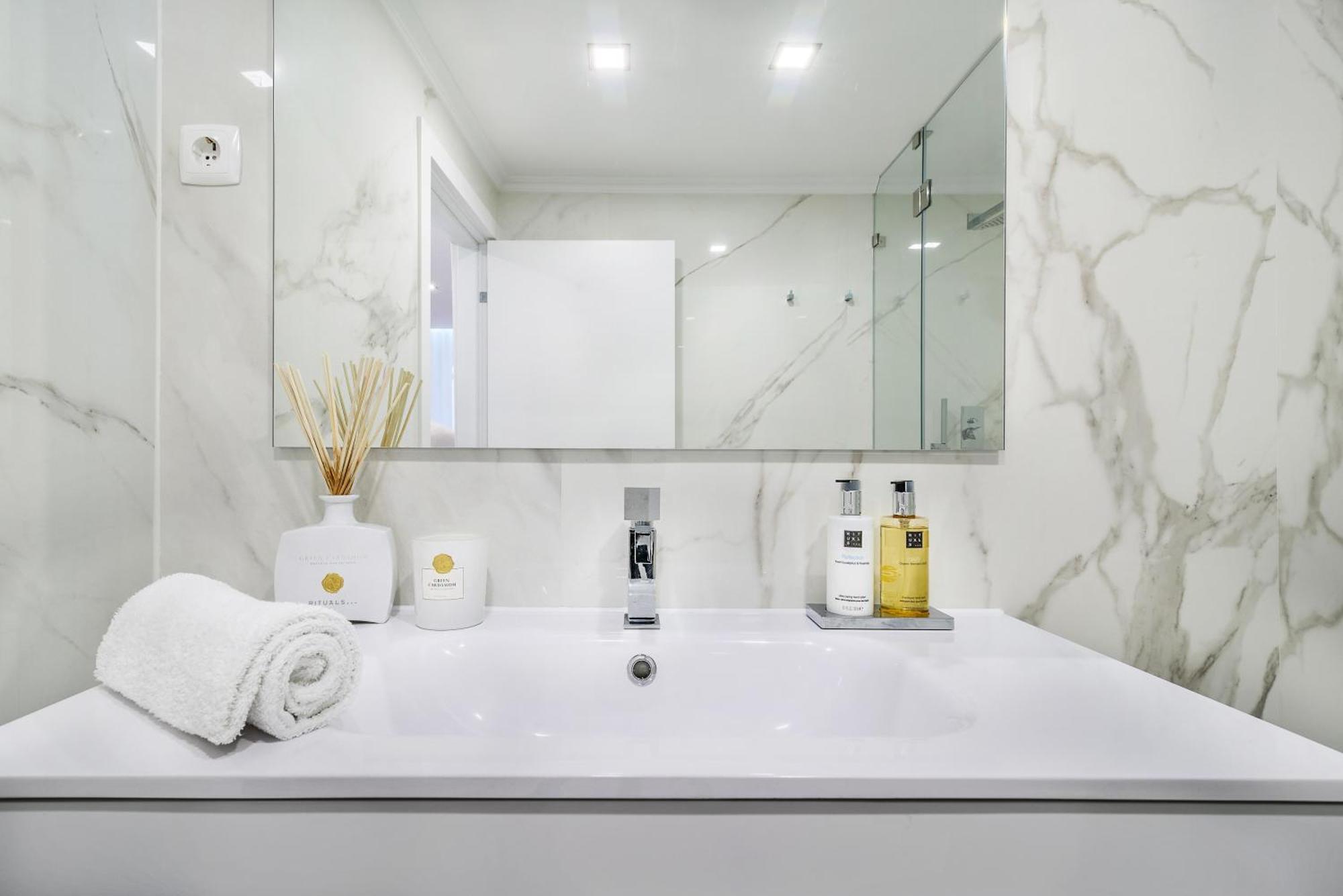 Whome City Chic Escape: Your Stylish Haven In Downtown Lisboa Екстериор снимка